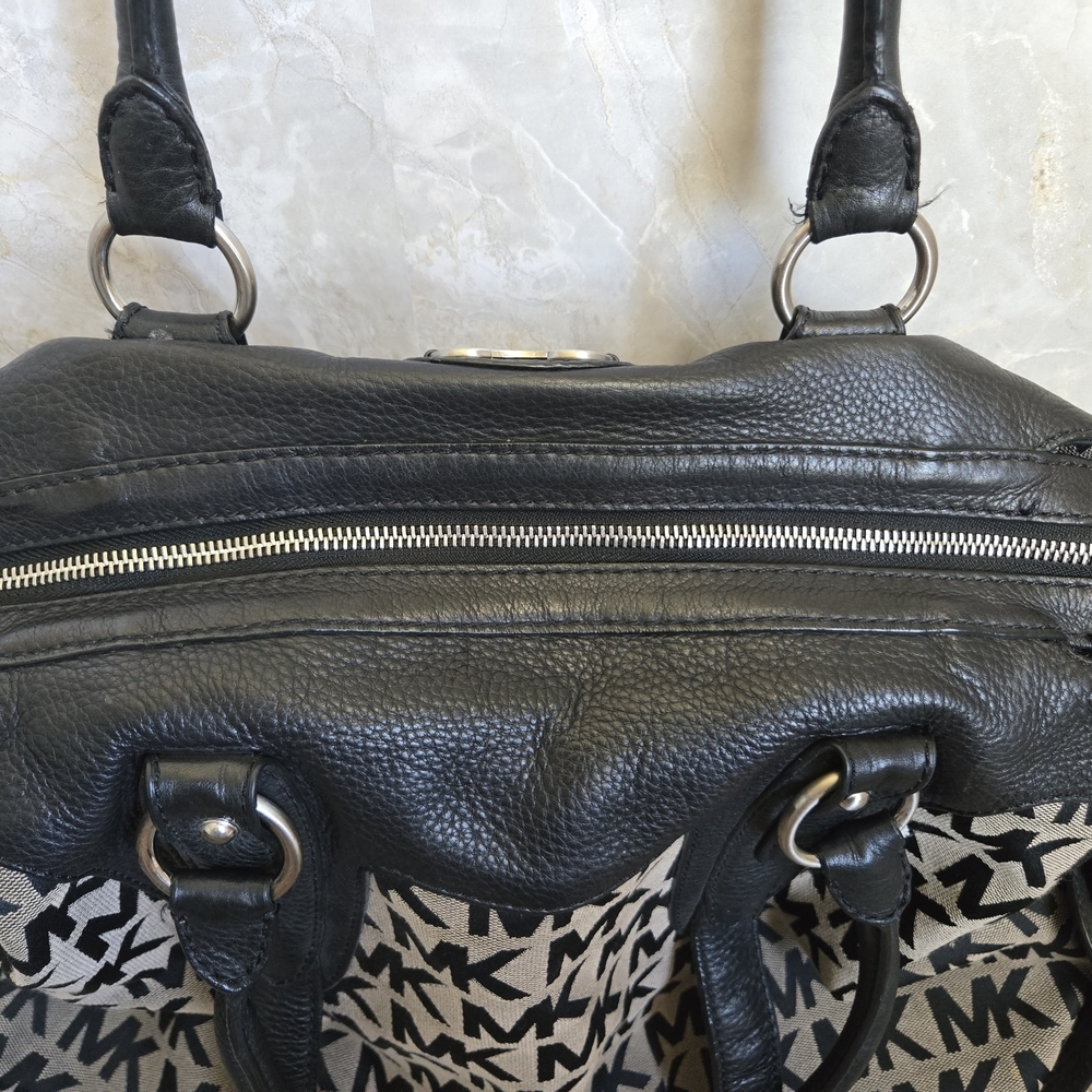Michael Kors Black and Tan Shoulder Bag with Classic Design - Picture 7 of 12